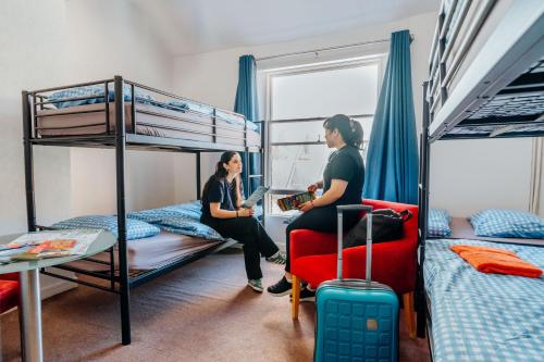 two women in a dorm room with bunk beds at Eden Quay Guesthouse Private Rooms in Dublin