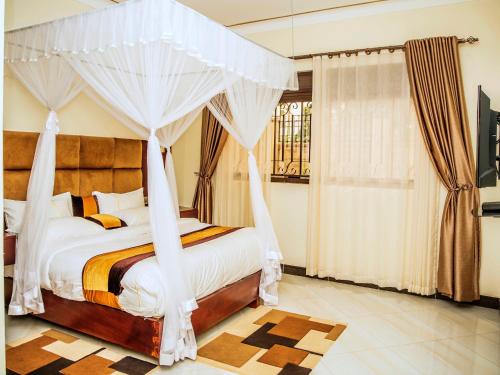 Postel nebo postele na pokoji v ubytování Lovely 2 Bed Apartment in Entebbe