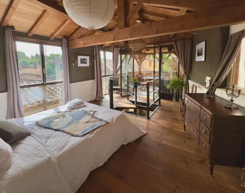 une chambre avec un lit, un bureau et une fenêtre dans l'établissement La Bohème Saint Michel by Art&Suites, à Gaillac