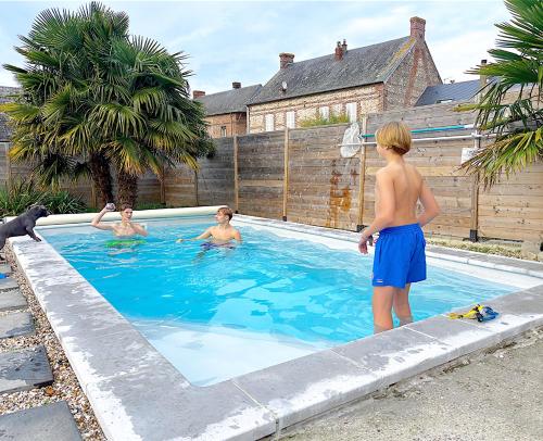 a group of children playing in a swimming pool at Gîte Les Eaux du Moulin piscine chauffée et jacuzzi in Vittefleur
