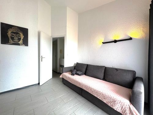 a living room with a couch in a room at T1 Cap D'Agde piscine Port in Cap d'Agde
