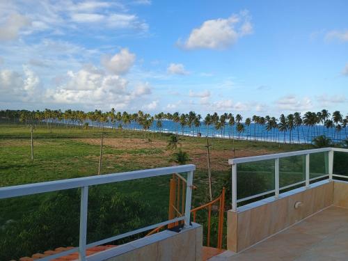 a balcony with a view of the beach at Cobertura com vista pro mar in Cabo de Santo Agostinho