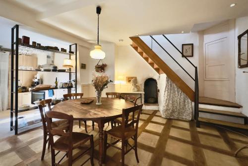 una sala da pranzo con tavolo, sedie e scala di La Bohème Saint Michel by Art&Suites a Gaillac