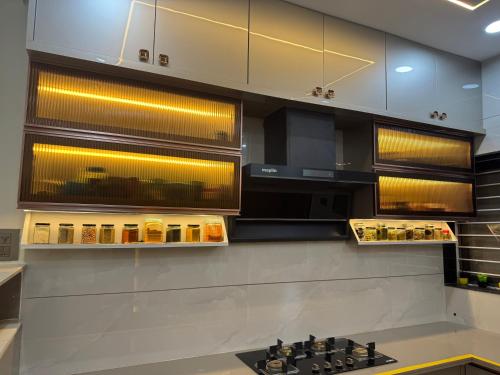 Kuchyň nebo kuchyňský kout v ubytování Luxury 1BR in 4BHK Shared Spaces Vadodara