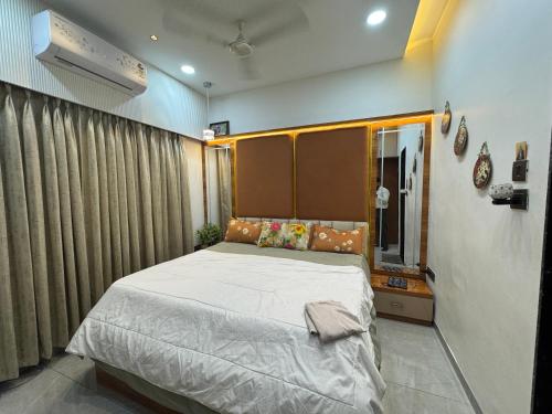 Postel nebo postele na pokoji v ubytování Luxury 1BR in 4BHK Shared Spaces Vadodara