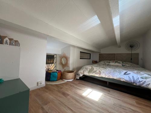 Posteľ alebo postele v izbe v ubytovaní MER ET SOLEIL Joli studio cabine mezzanine COSY Mt St Martin Cap d'Agde