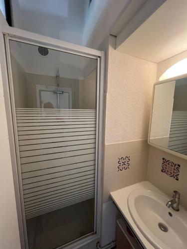 Kúpeľňa v ubytovaní MER ET SOLEIL Joli studio cabine mezzanine COSY Mt St Martin Cap d'Agde