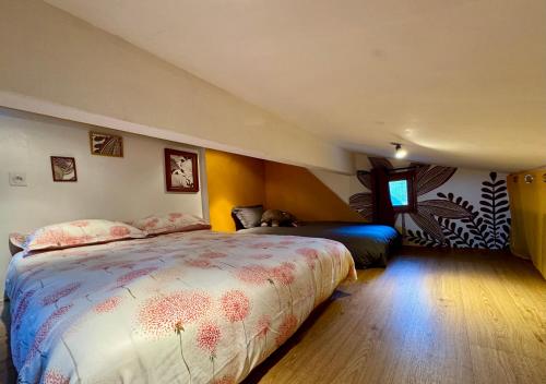 - une chambre avec deux lits et un chien assis sur le lit dans l'établissement Lou d'Ange - Maison de campagne, à Achères