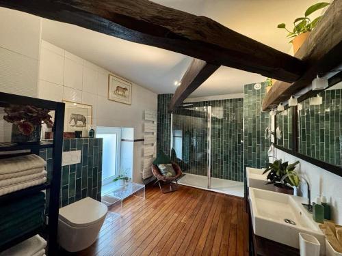 une salle de bain avec une douche, des toilettes et un lavabo dans l'établissement Lou d'Ange - Maison de campagne, à Achères