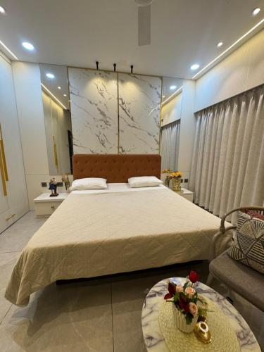 Postel nebo postele na pokoji v ubytování Luxury 1BR in 4BHK Shared Spaces Vadodara