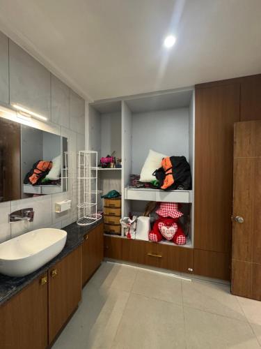 Fotografie z fotogalerie ubytování Luxury 1BR in 4BHK Shared Spaces Vadodara v destinaci Vadódara