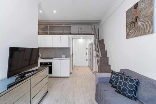 un salon avec un canapé et une cuisine dans l'établissement Holliday Azur, à Nice