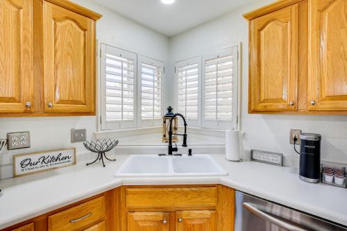 Η κουζίνα ή μικρή κουζίνα στο Patio, Pool and Spa Family Retreat in Horizon City!