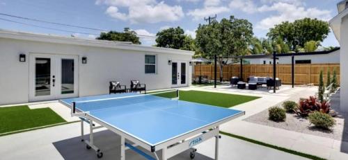 a ping pong table in the middle of a yard at Lytle Palm Villa in West Palm Beach