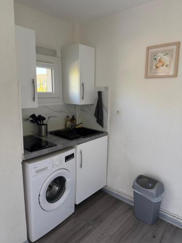une cuisine avec une machine à laver et un évier dans l'établissement Studio residence, Le Provence, à Gréoux-les-Bains