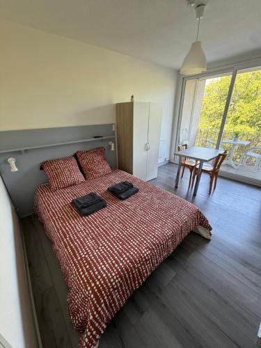 En eller flere senge i et værelse på Studio residence, Le Provence