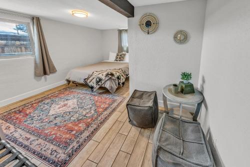 una camera con letto, tavolo e tappeto di NEW I Hot Tub I Game Room I Arcade 15k Games I Nearby Hikes a Flagstaff