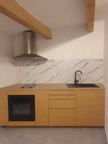 une cuisine avec un évier et un plan de travail dans l'établissement Chez Bastien, à Carqueiranne