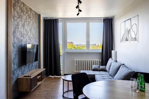 salon z kanapą i stołem w obiekcie VIP Plac Jana z Głogowa 2 w Głogowie