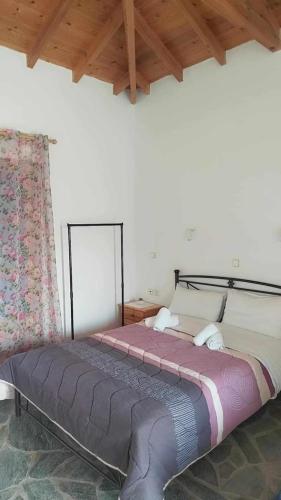 Ein Bett oder Betten in einem Zimmer der Unterkunft Anna Daniil Oasis Studios Skala Kallonis Lesvos
