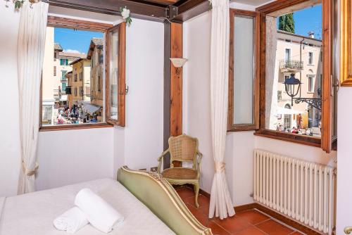 a bedroom with a bed and a window at Ca'Dinora - Venetia apartment - in Bardolino