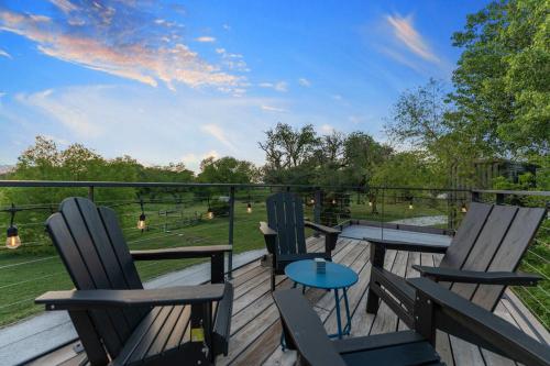 Zahrada ubytování Container home with rooftop views and pickleball-Pecan Grove