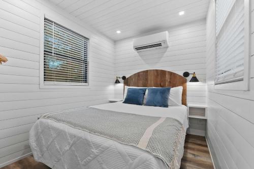 Postel nebo postele na pokoji v ubytování Container home with rooftop views and pickleball-Pecan Grove