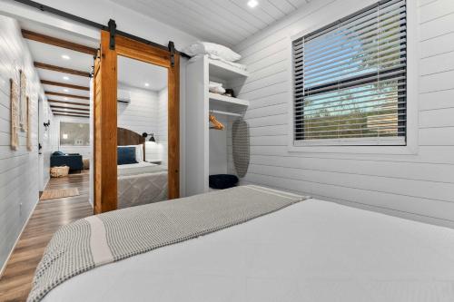 Postel nebo postele na pokoji v ubytování Container home with rooftop views and pickleball-Pecan Grove