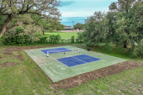Tenis a/nebo squash v ubytování Container home with rooftop views and pickleball-Pecan Grove nebo okolí