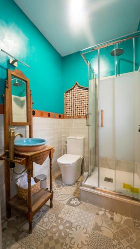 a bathroom with a toilet and a sink and a shower at La Perla del Oriente in Granada