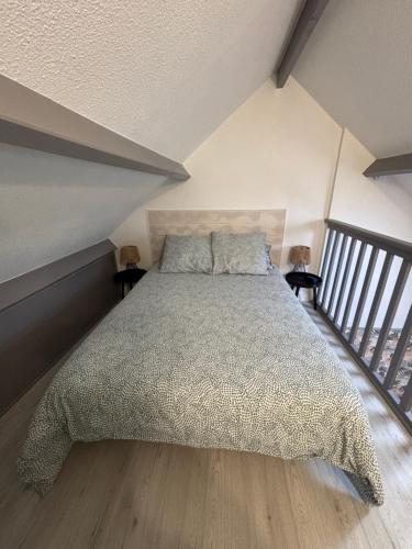 une chambre avec un grand lit dans un grenier dans l'établissement Maison grande terrasse vue mer - Plage et GR34 à 400m, à Guidel