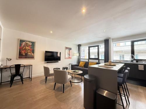 un salon avec un canapé et une table dans l'établissement Centre-ville - grand T3 moderne - parking, à Toulouse