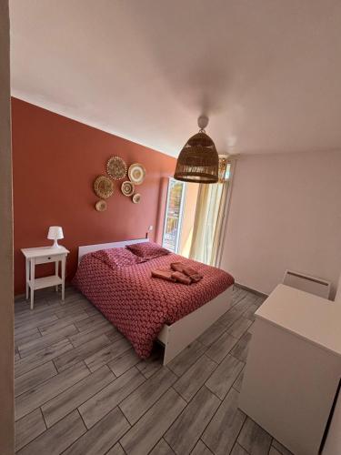 une chambre avec un lit, une table et une fenêtre dans l'établissement Le cocon d'Océ - WIFI, PARKING, ARRIVEE AUTONOME, à 15 minutes de la plage, à Béziers