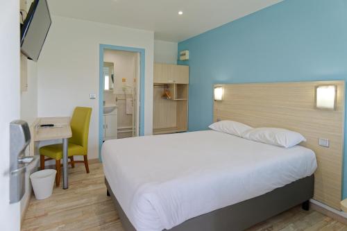 Кровать или кровати в номере Hotel Restaurant Les Jardins D'Epône