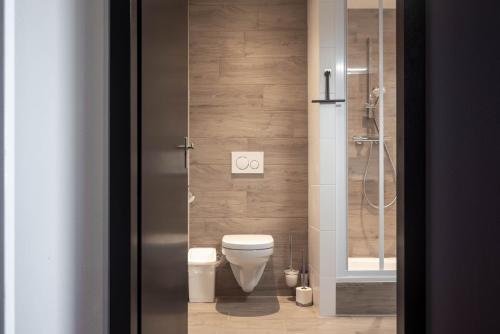 a bathroom with a toilet and a shower at Zuiderzeestate 35, prachtig appartement aan het IJsselmeer in Makkum