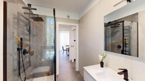 a bathroom with a shower and a sink at Il Rifugio sul Fiume in Cassano dʼAdda