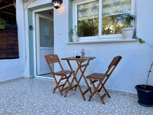 a table and two chairs next to a building at Luxury Studios in Central Kyrenia in Kérynia