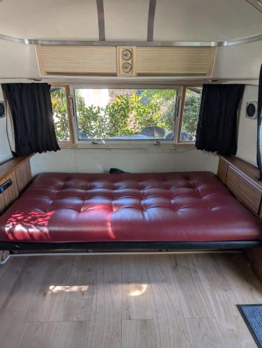 un canapé rouge à l'arrière d'une camionnette dans l'établissement Pooh’s Belle, à Grimaud