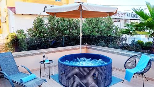 Bazén v ubytování Luxury Villa Eva-Mari with jacuzzi, 50m from the beach nebo v jeho okolí