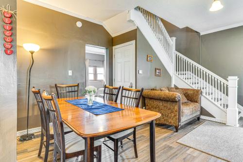 Χώρος καθιστικού στο The Junction Victorian Home in Quaint Fortville!