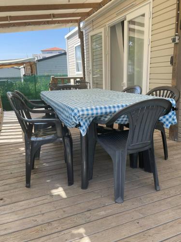 Mobil-home climatisé à Valras Plage dans le camping 4 étoiles les Sables du midi à 800m de la plage