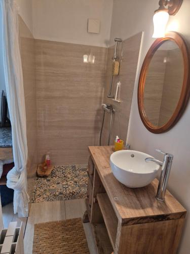 une salle de bain avec un lavabo et un miroir dans l'établissement Grande maison près du centre, à La Celle-sous-Gouzon
