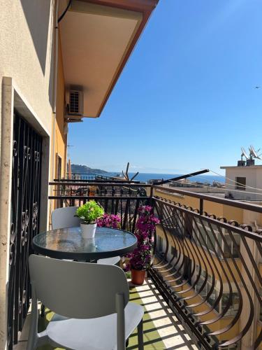 a patio with a table and chairs on a balcony at Casa Puglia in Giardini Naxos