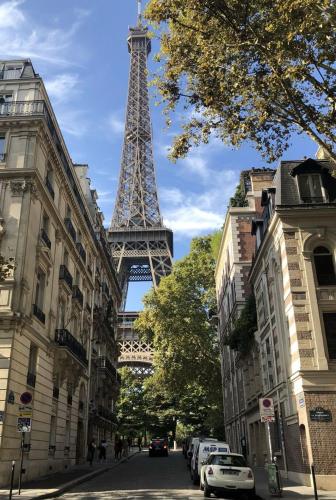 une rue en face de la tour Eiffel dans l'établissement Studio exceptionnel champ de mars - paris 7 - 2p, à Paris