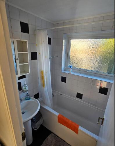 Ένα μπάνιο στο Bright 3-Bed Home away from home