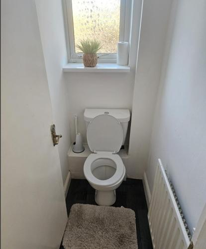 Ένα μπάνιο στο Bright 3-Bed Home away from home