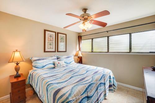 Rúm í herbergi á Molokai Shores Resort Condo with Pool and Views!