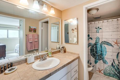Baðherbergi á Molokai Shores Resort Condo with Pool and Views!