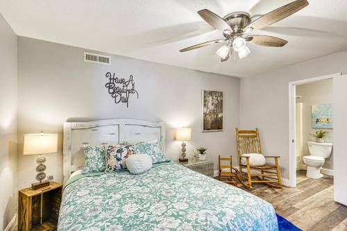 Ein Bett oder Betten in einem Zimmer der Unterkunft Waterfront Yard, Dock and Game Room Linn Creek Home
