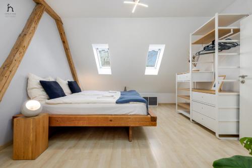 ein Schlafzimmer mit einem Bett mit Holzrahmen in der Unterkunft Home by Doni I serviced apartments I ruhig I zentral nahe RMCC, Staatsheater & Landtag in Wiesbaden